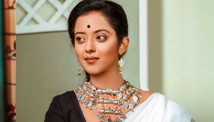 ​গায়ের রং নিয়ে বিদ্রুপের শিকার শ্রুতি