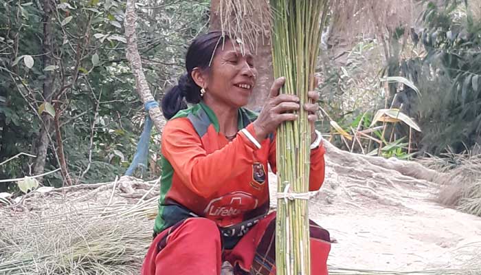 ​ঝাড়ুফুলে সংসার চলে শ্যামালক্ষীর