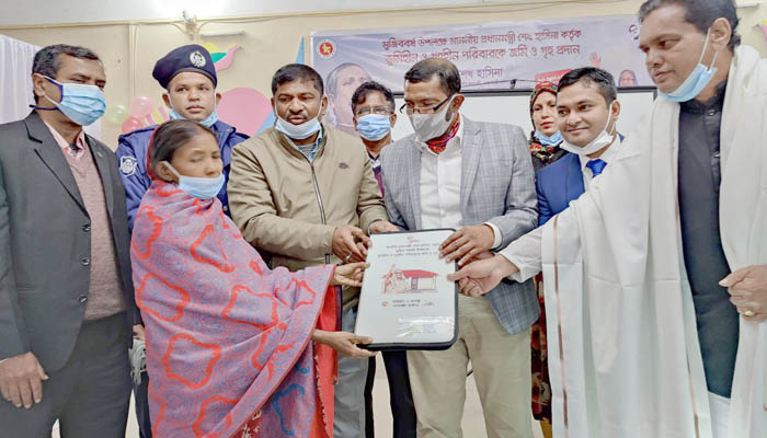 জলঢাকায় প্রধানমন্ত্রীর দেওয়া ঘর পেল ১৪১ পরিবার
