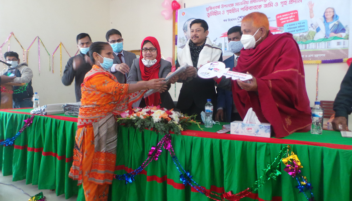 পুঠিয়ায় ৬৯২ ভূমি ও গৃহহীন পরিবার পেল জমি ও ঘর