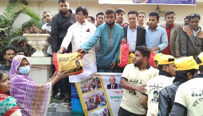 আনোয়ারায় শীতার্তদের মাঝে কম্বল বিতরণ
