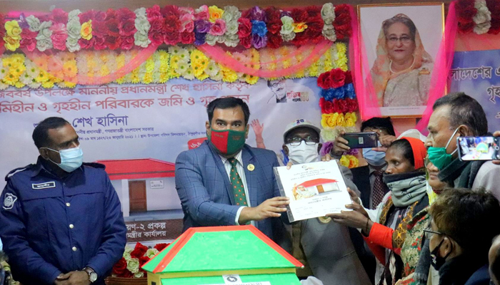 ঠাকুরগাঁওয়ে ভূমিহীন ও গৃহহীনদের মাঝে জমি ও ঘর হস্তান্তর
