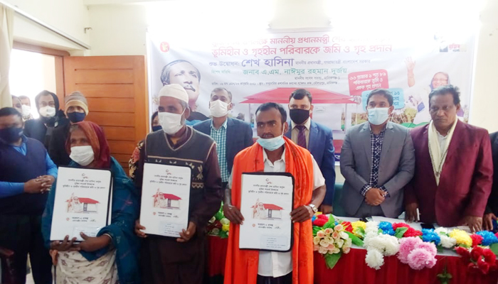 দৌলতপুরে প্রধানমন্ত্রীর উপহার স্বপ্নের বাড়ি পেল ২০ টি ভূমিহীন পরিবার