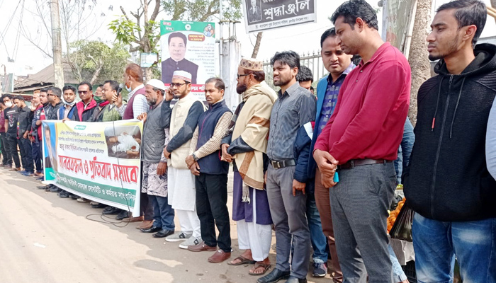 ​হামলার প্রতিবাদে কুলাউড়ায় মানববন্ধন