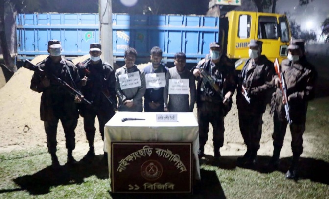 বালুবাহী ট্রাকে অস্ত্র, আটক ৩