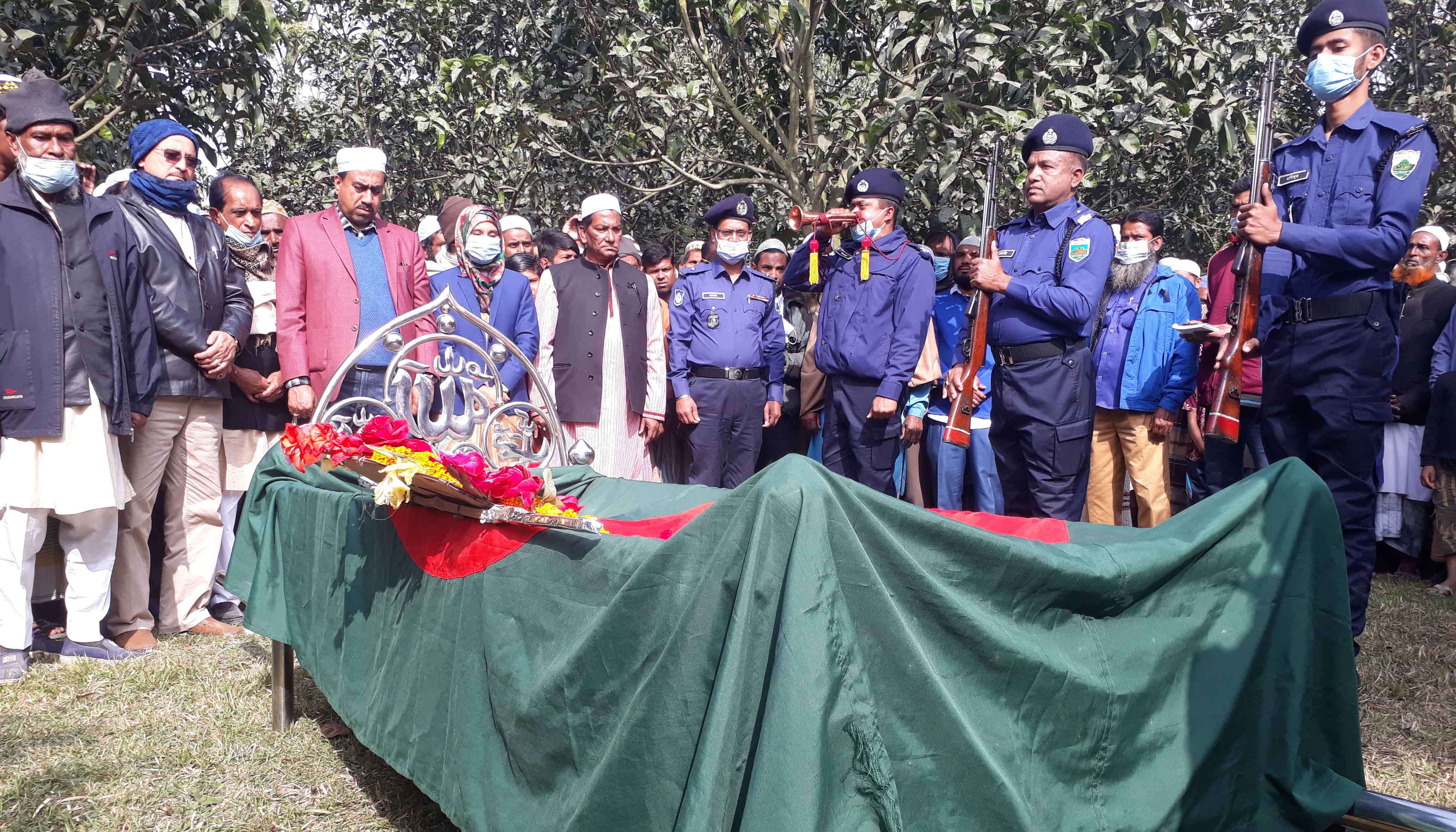 মহাদেবপুরে রাষ্ট্রীয় মর্যাদায় বীর মুক্তিযোদ্ধা নাসির উদ্দিনের দাফন সম্পন্ন