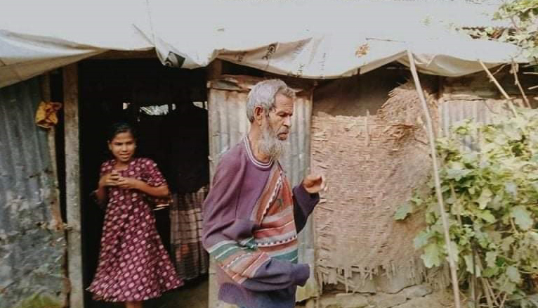 ১০ সন্তানের পিতা এলাছ মিয়া জীর্ণ ঘরে খাবার জুটে না!