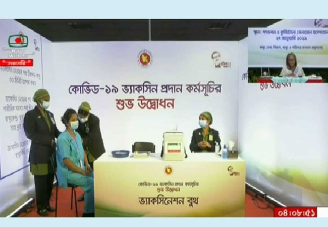 নার্স রুনুকে দিয়ে দেশে টিকাদান কর্মসূচির উদ্বোধন