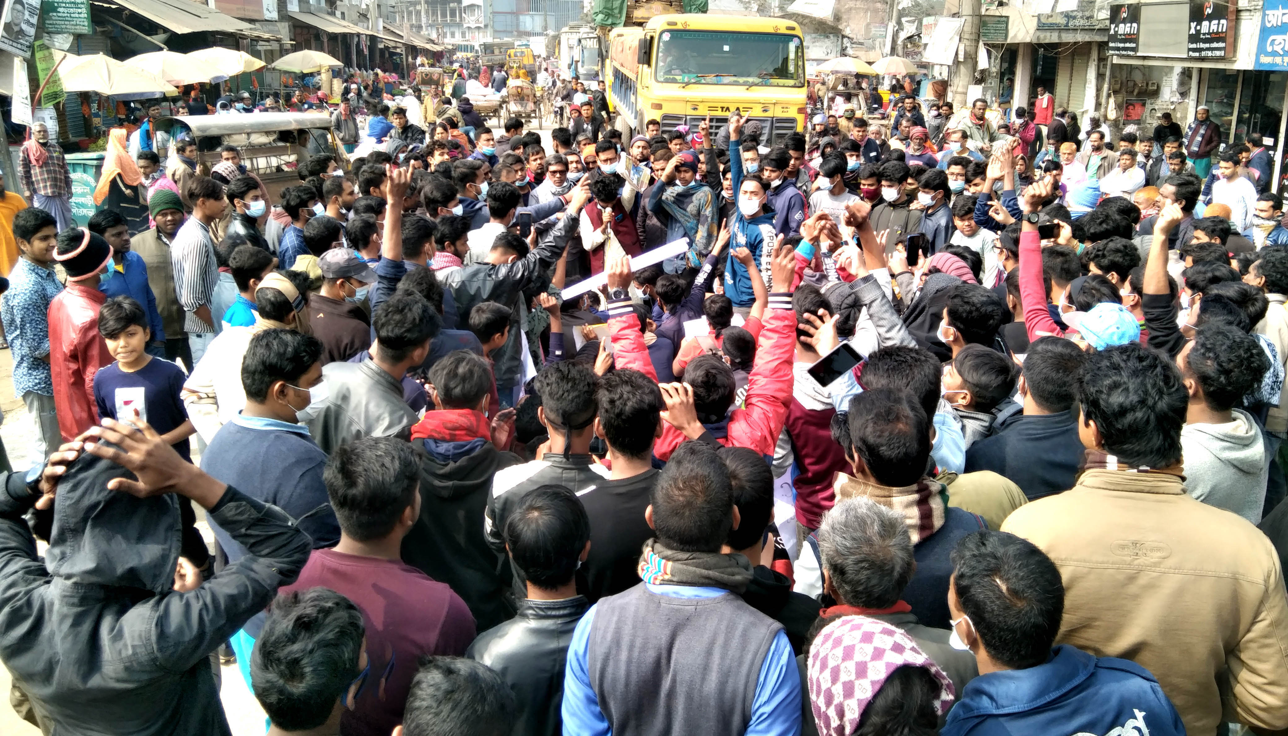 ​ফুলবাড়ীতে এসএসসির পরীক্ষার্থীদের  বিক্ষোভ ও মানববন্ধন