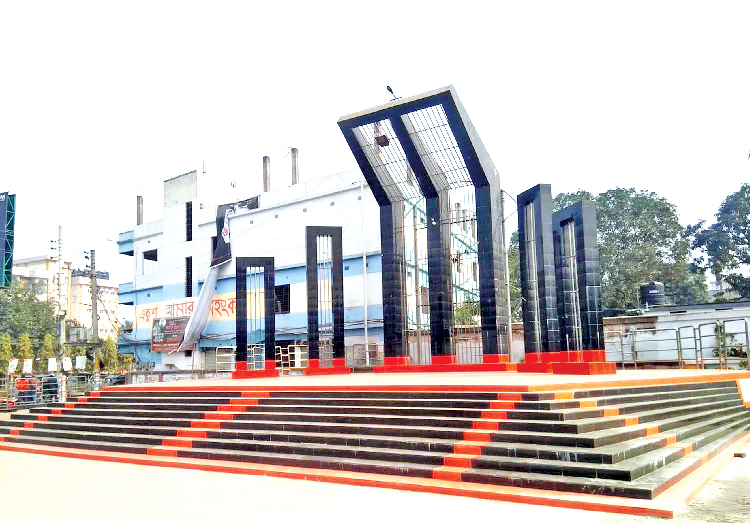 চেতনার প্রতীক হয়ে দাঁড়িয়ে আছে শহীদ মিনার