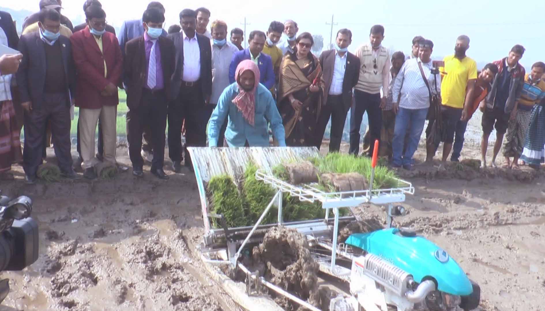 গাংনীতে এই প্রথম রাইস ট্রান্সপ্লান্টার দিয়ে ধান রোপণ শুরু