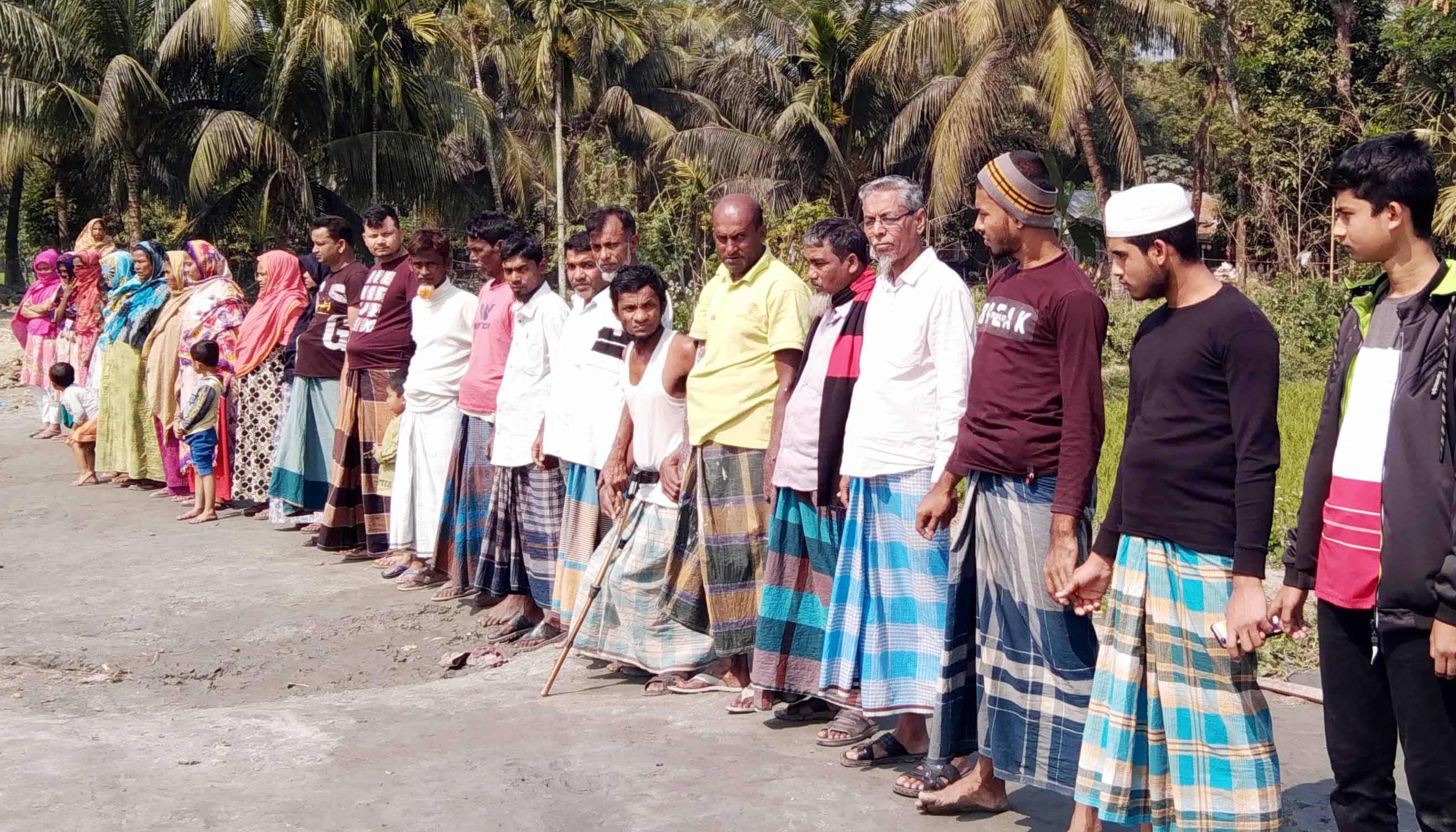 সোনাইমুড়ীতে সম্পত্তি উদ্ধারের দাবিতে মানববন্ধন