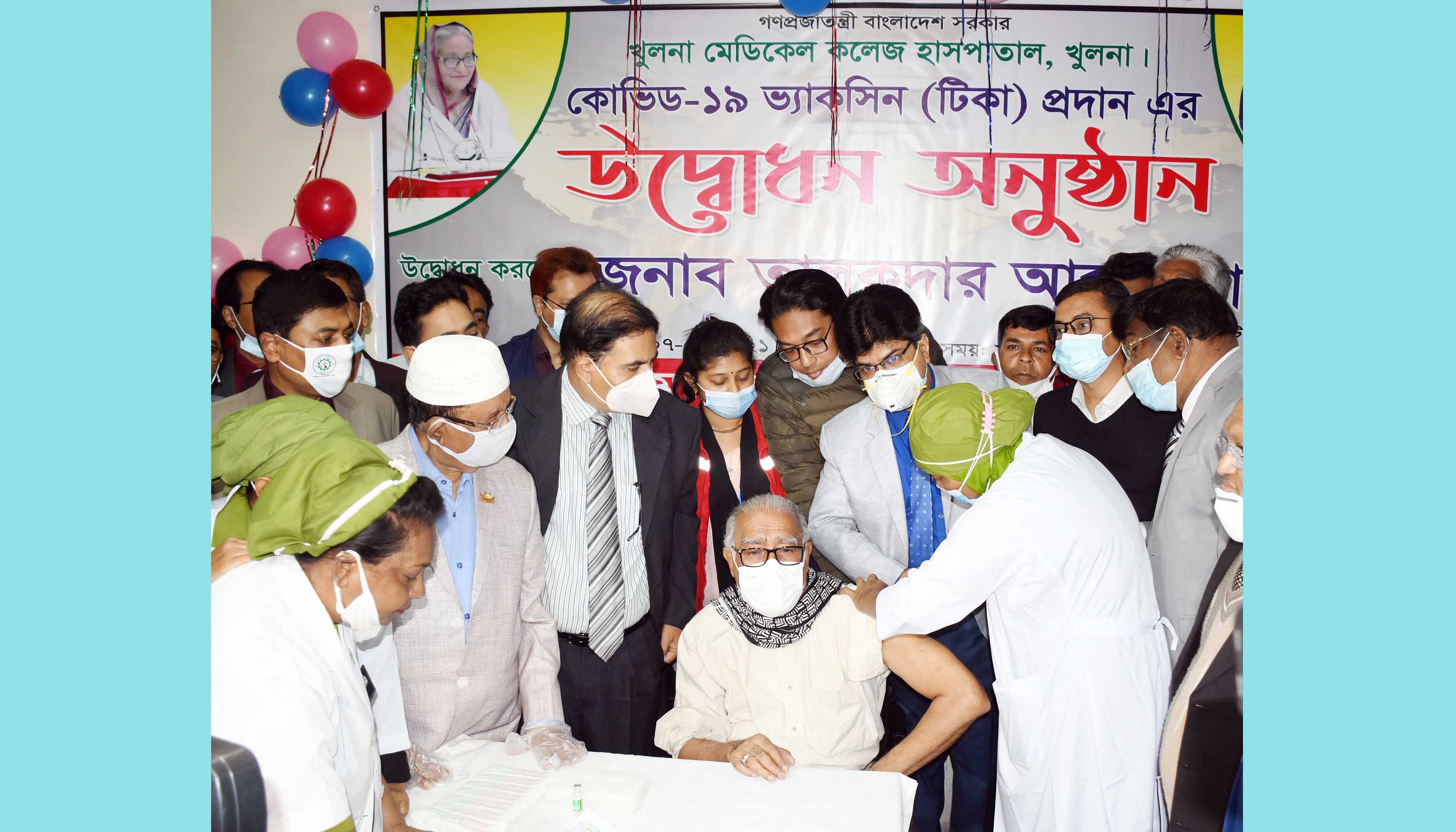 খুলনায় করোনা ভ্যাকসিন কার্যক্রমের উদ্বোধন করলেন সিটি মেয়র