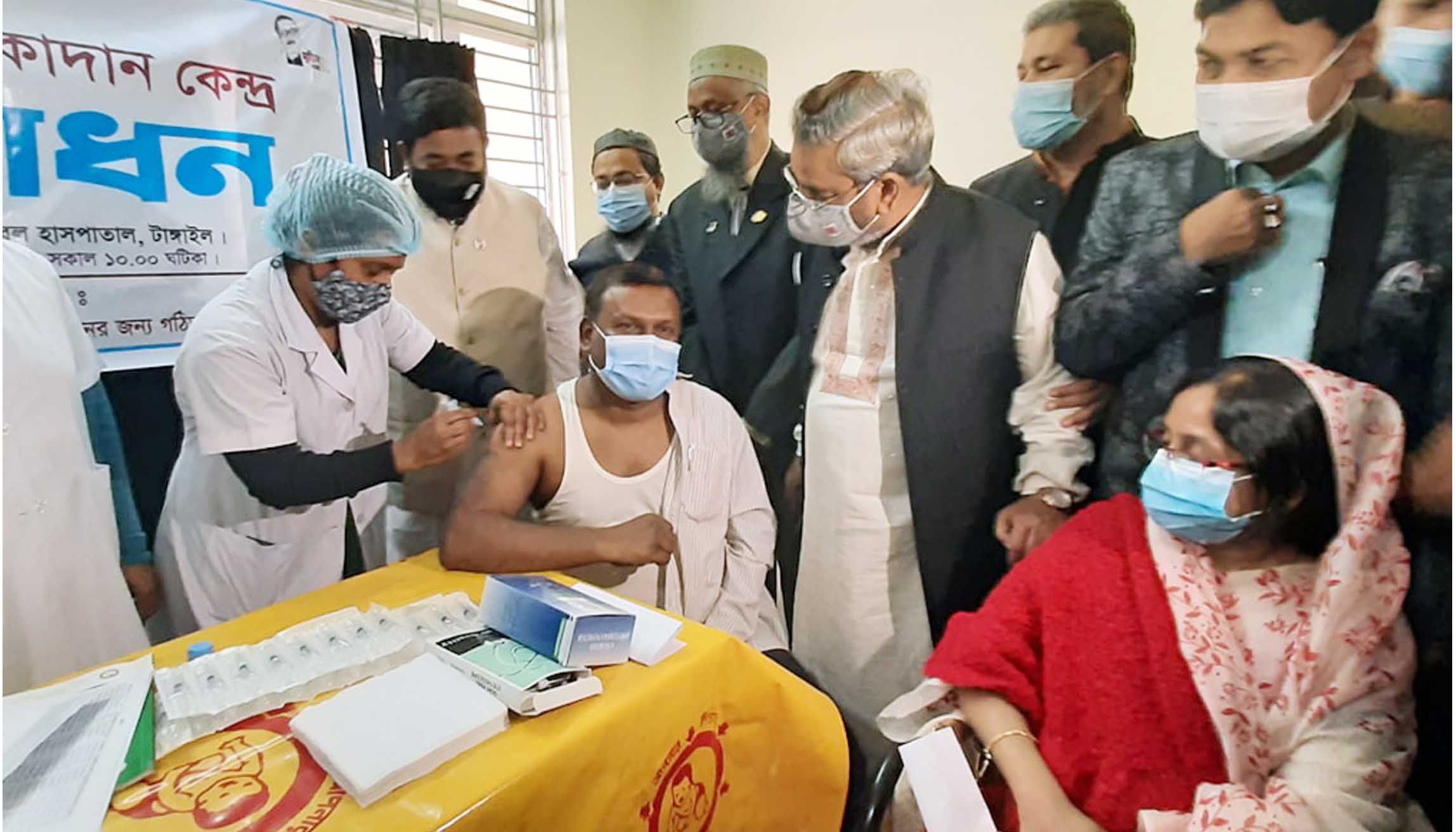 টাঙ্গাইলে টিকা প্রয়োগ শুরু ॥ প্রথম টিকা নিলেন ডিসি
