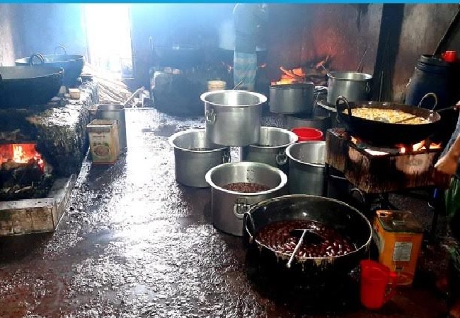 খুলনায় ‘মিষ্টিমহলে‘ মিষ্টি তৈরি হচ্ছে নোংরা পরিবেশে