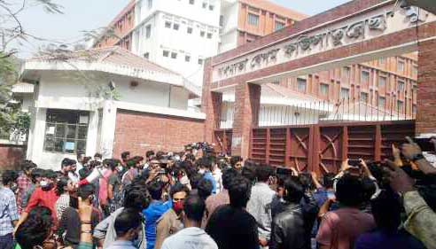জা‌বি‌তে তালা ভে‌ঙ্গে হ‌লে ঢুক‌লেন ছাত্রীরা