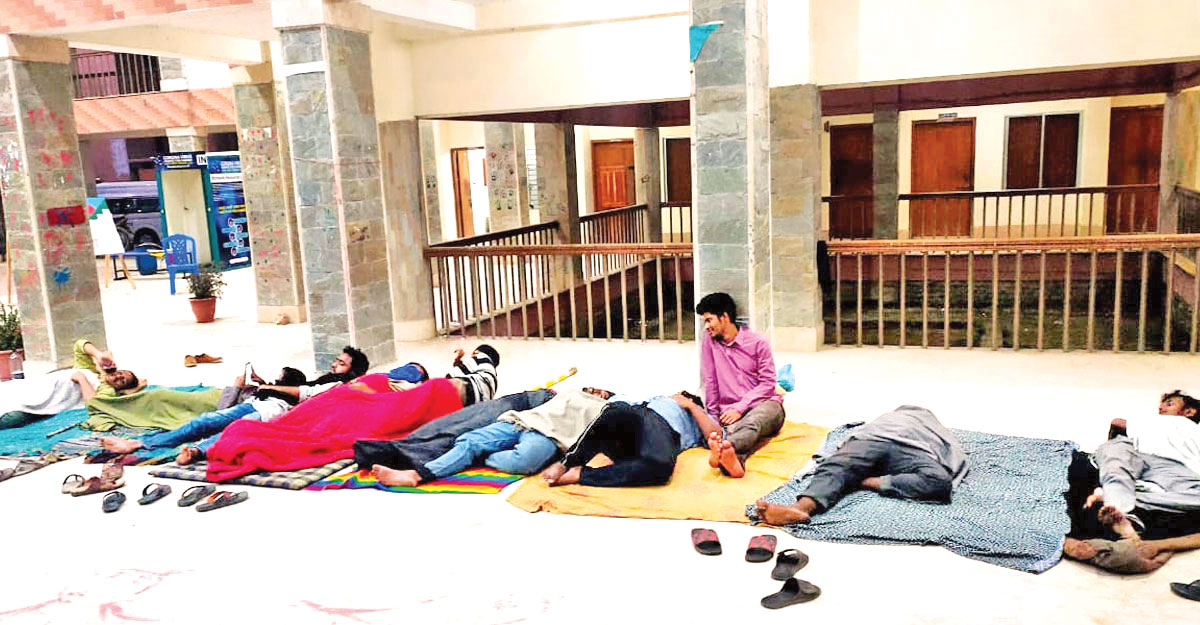 প্রশাসনিক ভবনে রাত কাটাচ্ছেন ববি শিক্ষার্থীরা