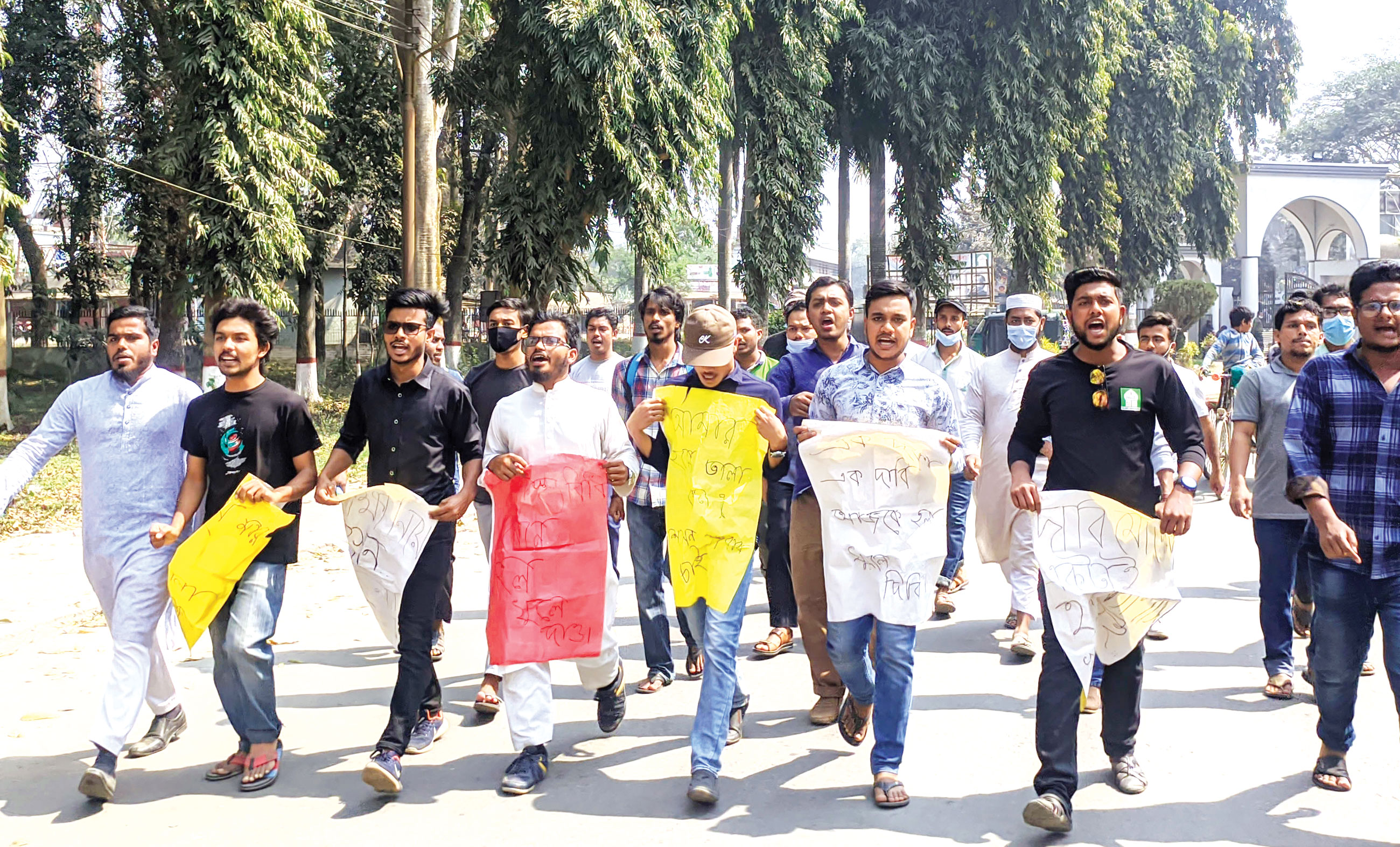 হল খোলার দাবিতে শিক্ষার্থীরা অনড়