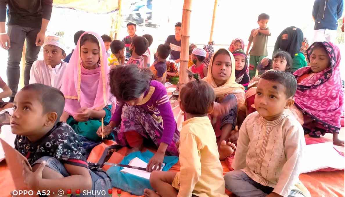 নির্বাচনী পোস্টার দিয়ে সুবিধাবঞ্চিত শিশুদের লেখার খাতা