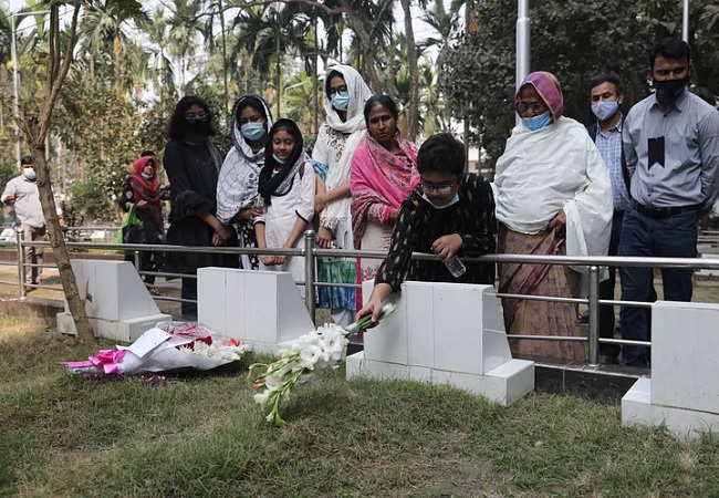 পিলখানা হত্যাকাণ্ড: ফুলেল শ্রদ্ধায় নিহতদের স্মরণ