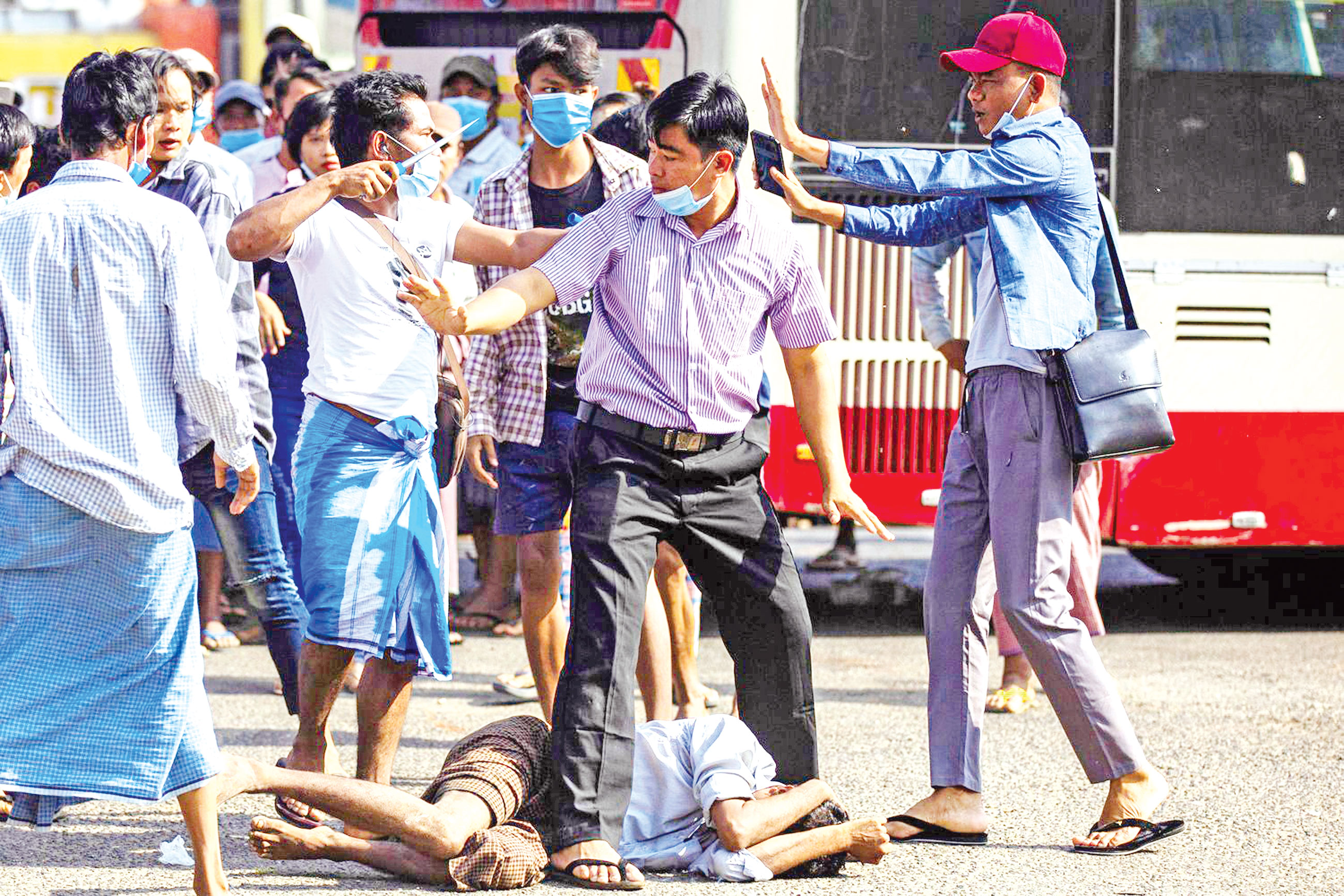 বিক্ষোভকারীদের ওপর এবার সেনা সমর্থকদের হামলা