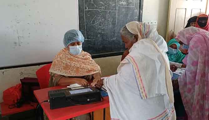 হারাগাছে নারী ভোটারদের সরব উপস্থিতি