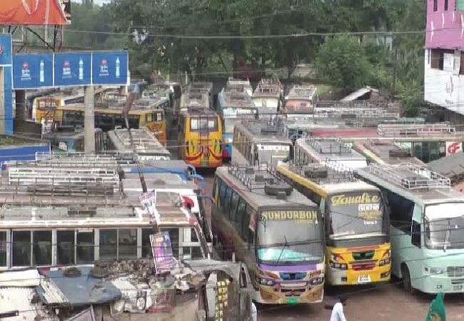 পূর্ব ঘোষণা ছাড়াই সাতক্ষীরা-আশাশুনি সড়কে বাস চলাচল বন্ধ