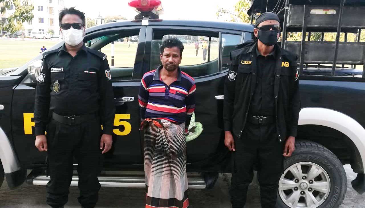 গোদাগাড়ীতে ইয়াবাসহ মাদককারবারী গ্রেফতার