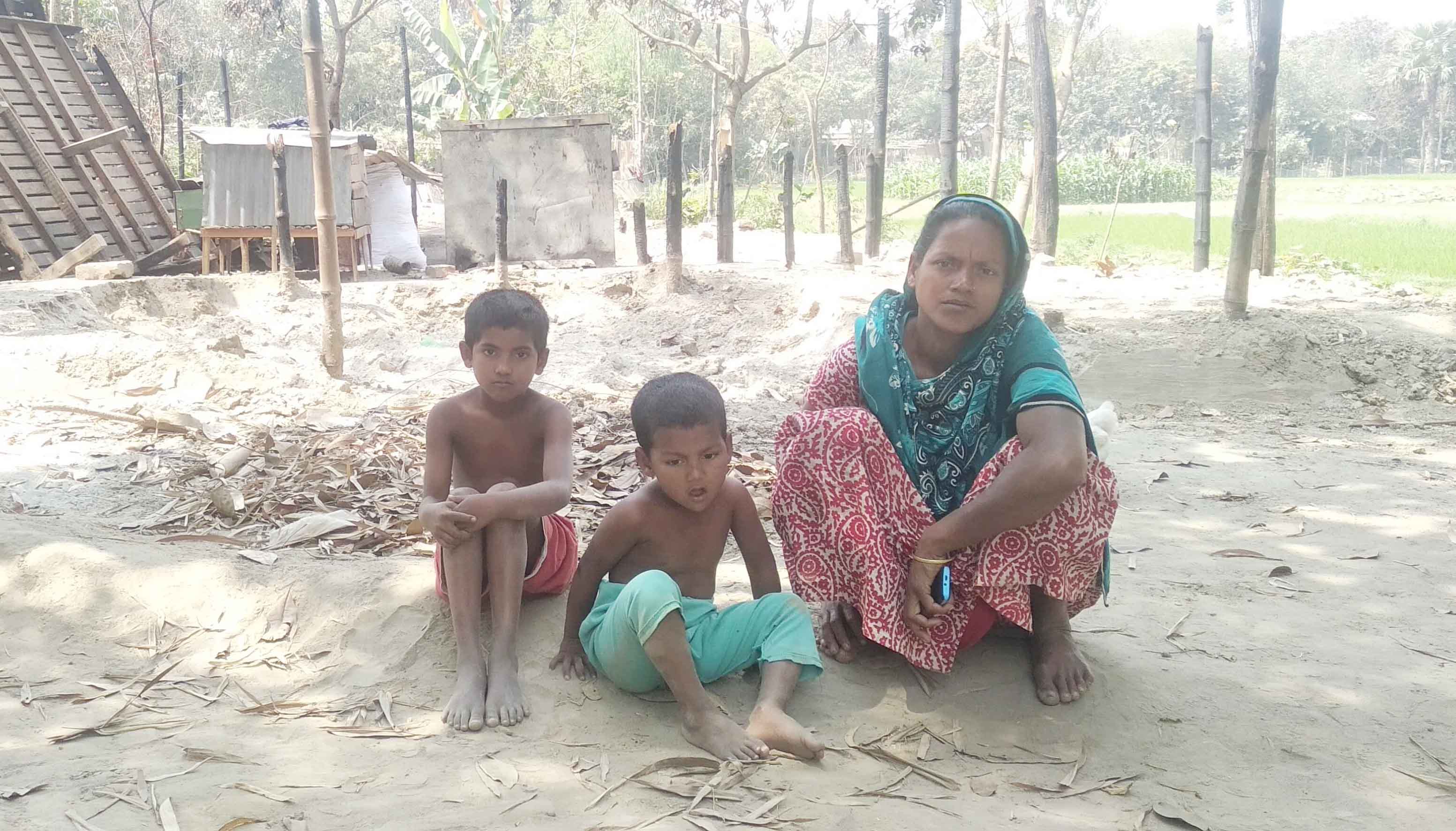 ২৩ দিন ধরে খোলা অকাশের নিচে মমতাজের পরিবার