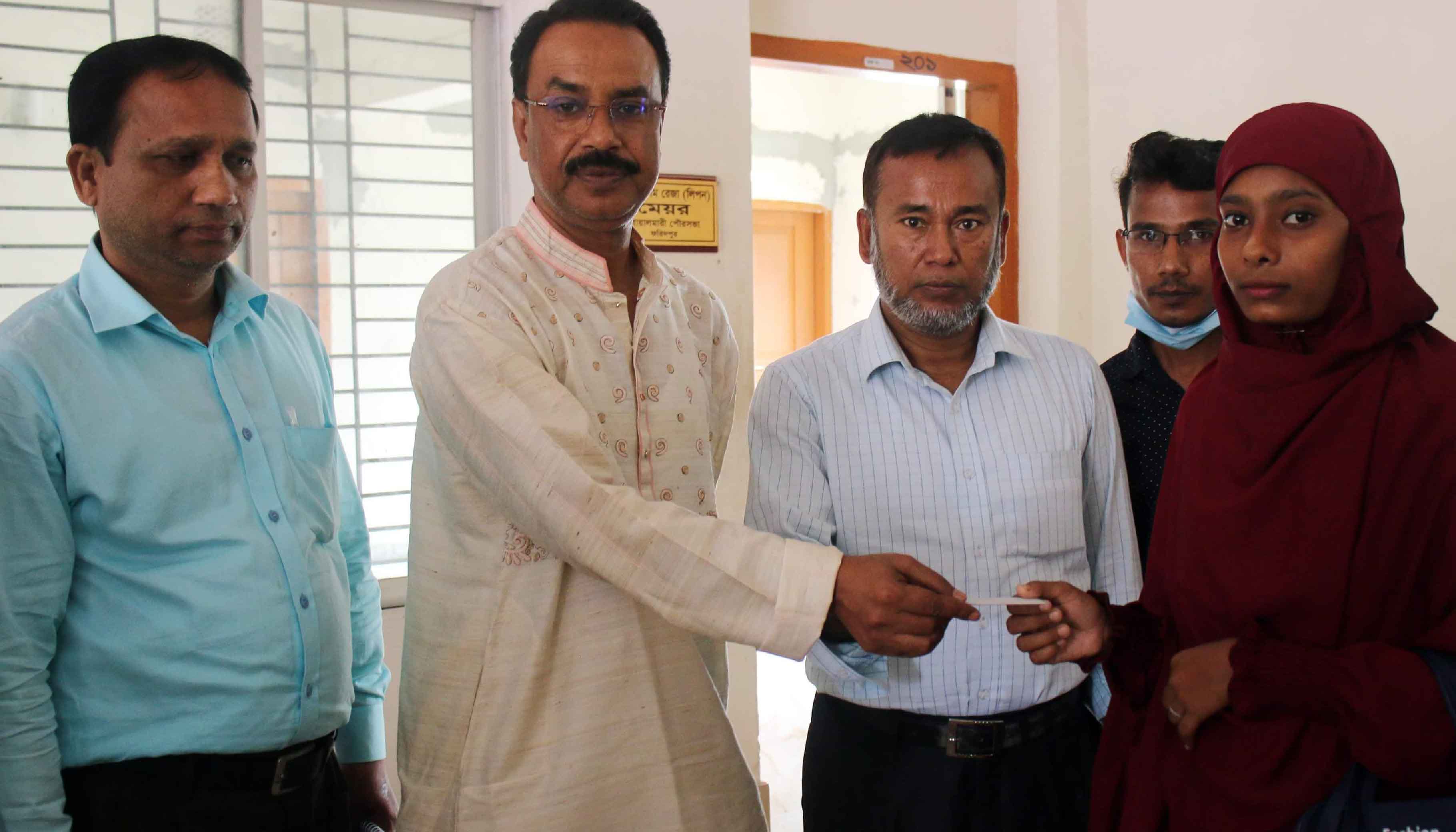 বোয়ালমারীতে স্মার্টকার্ড বিতরণ শুরু