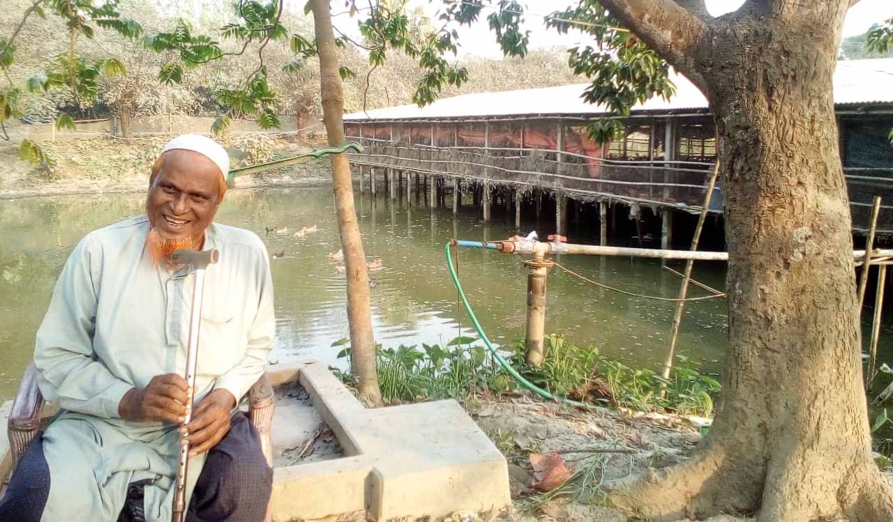 মাছ এবং মুরগীর সমন্বিত  চাষ করে স্বাবলম্বী মান্দার আমজাদ হোসেন শেখ