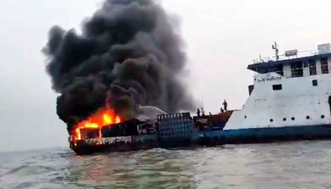 মাঝনদীতে ফেরিতে আগুনে পুড়ল ৮টি ট্রাক