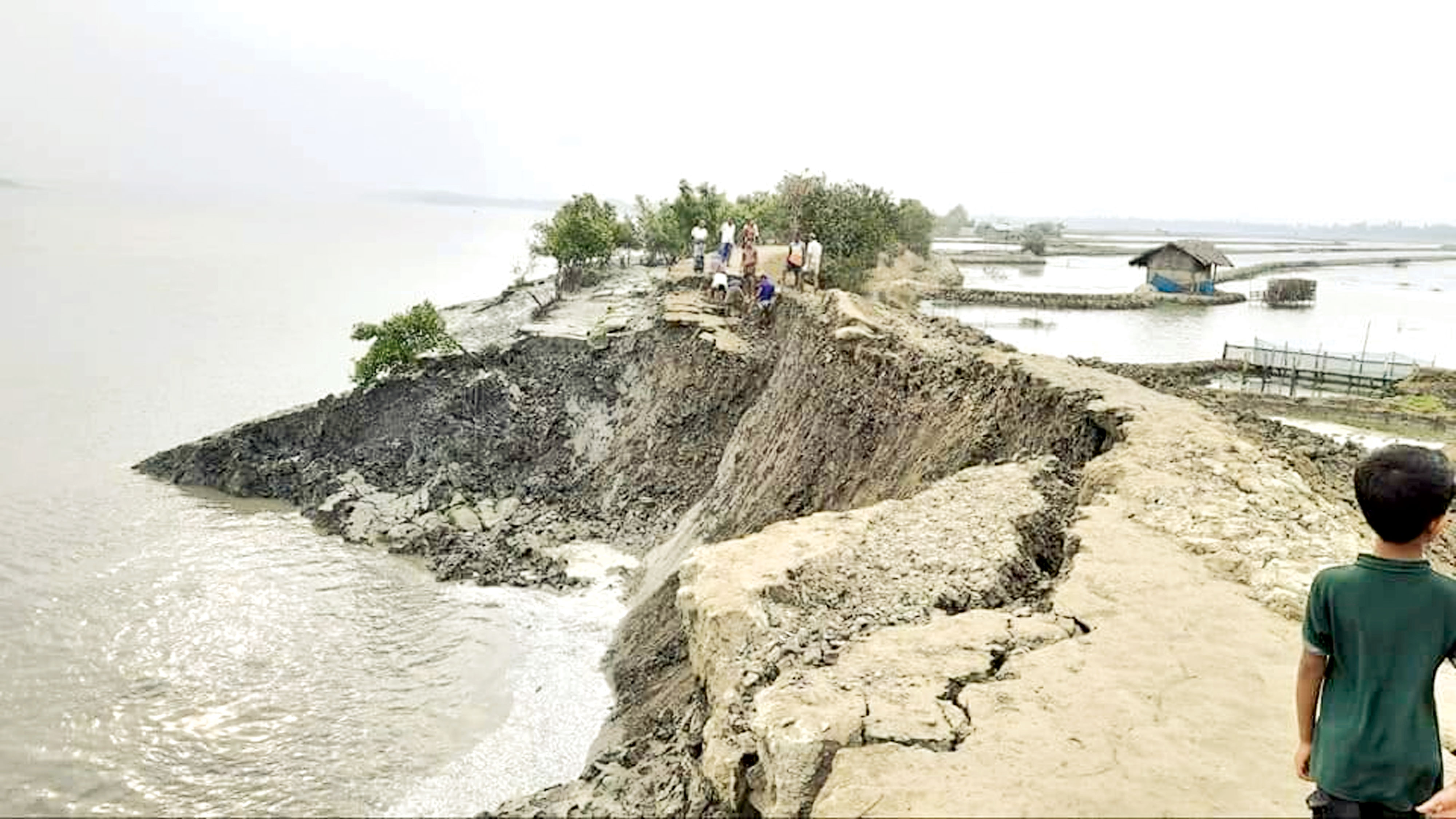 নামেই শুধু উপকূলের বেড়িবাঁধ