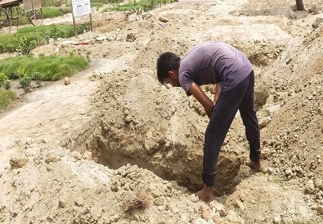 আগে থেকেই খুঁড়ে রাখা হয় কবর