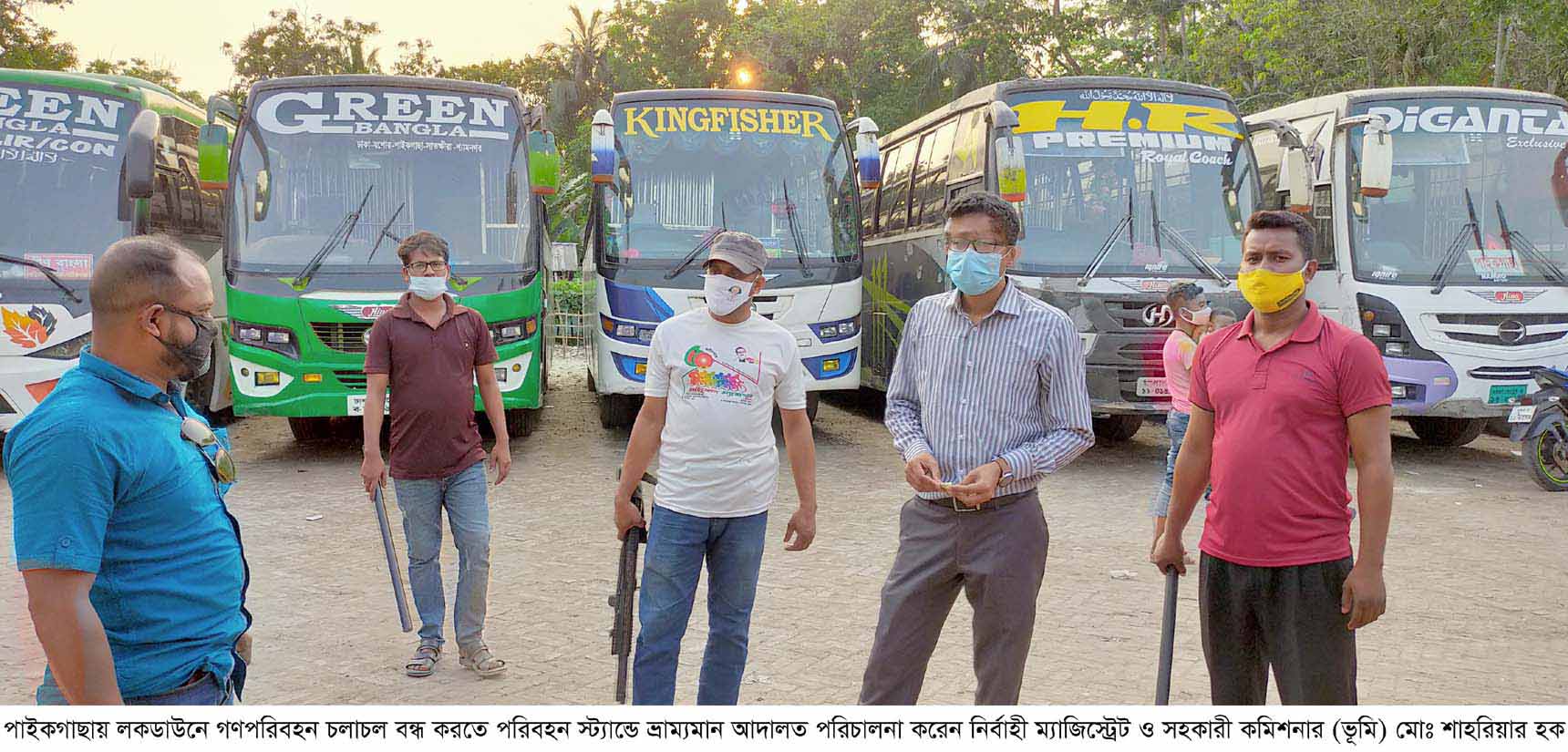 পাইকগাছায় লকডাউনের মধ্যে গণপরিবহণ চালু করায় জরিমানা : ফেরত দিলেন যাত্রীদের ভাড়ার টাকা