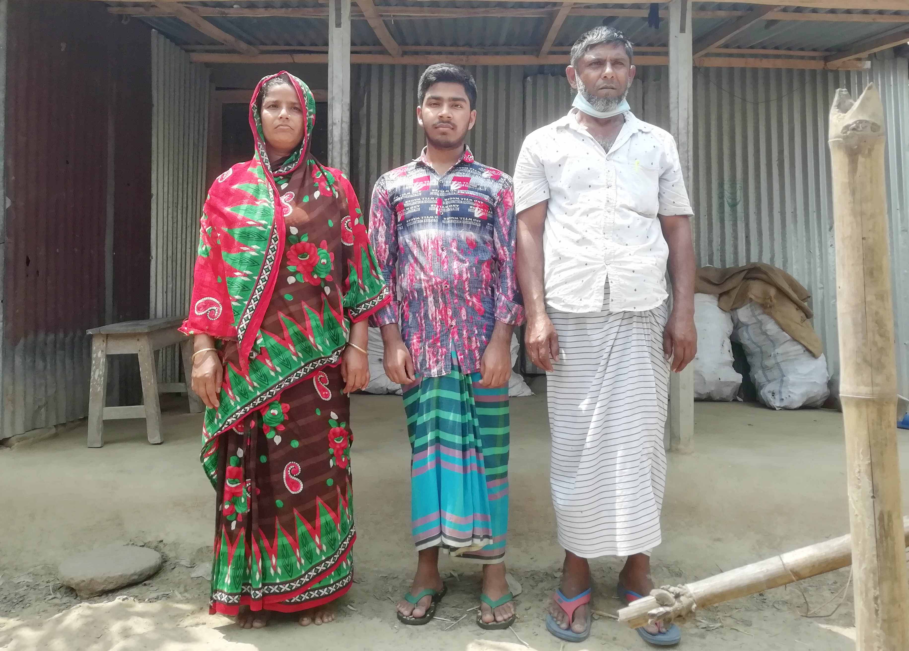 সাঁথিয়ার অর্থাভাবে আবু বকরের মেডিকেলে ভর্তি অনিশ্চিত