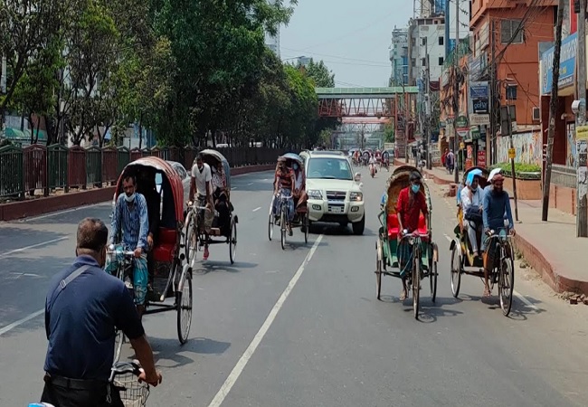 রিকশার রাজত্ব ফাঁকা সড়কে