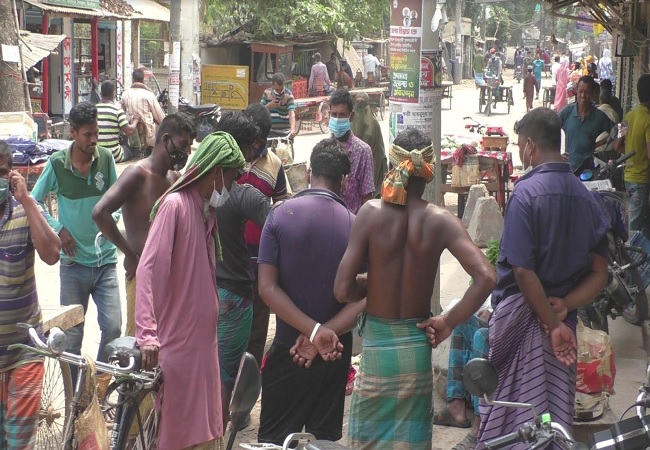 ঝিনাইদহে ঘরে থাকতে চাচ্ছে না মানুষ