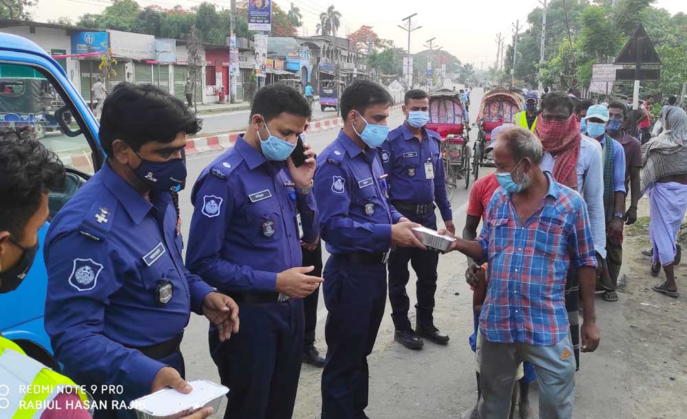 ​অসহায় মানুষের মাঝে জেলা পুলিশের ইফতার বিতরণ