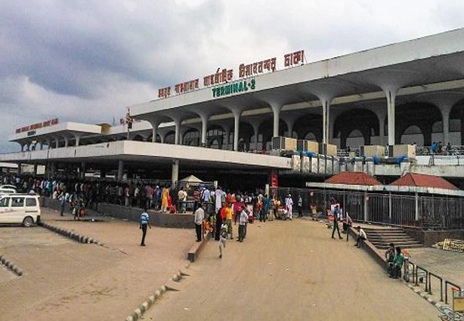 শাহজালালে অস্ত্রসহ চিকিৎসক দম্পতি আটক