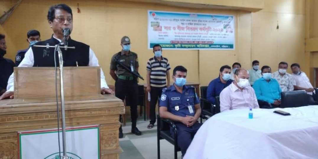 চন্দনাইশে কৃষকদের মাঝে বিনামূল্যে  সার ও বীজ বিতরন