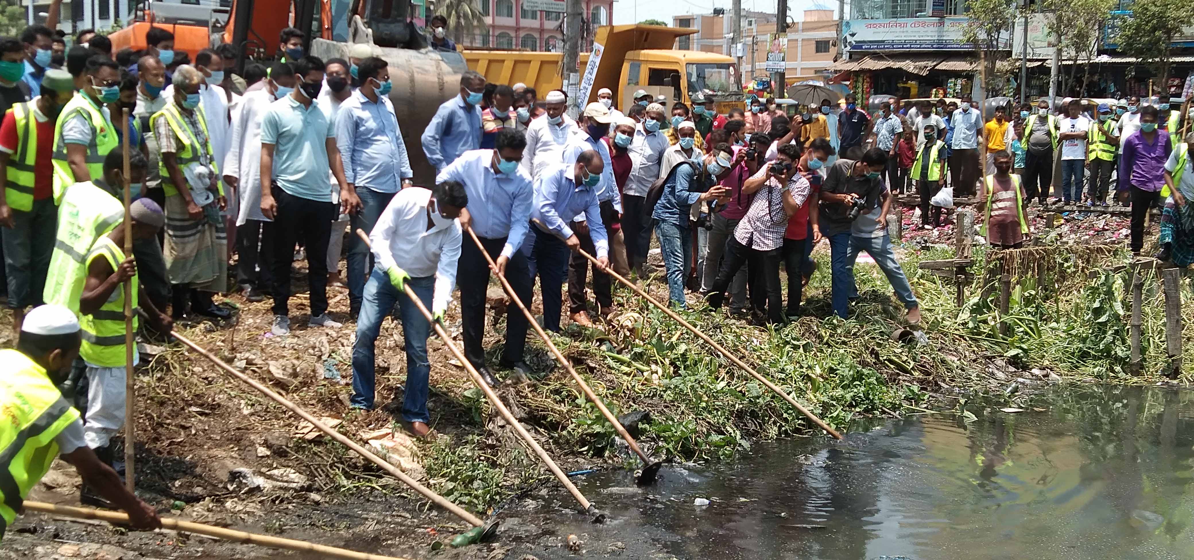 বরিশালে মাসব্যাপী খাল পরিষ্কার কার্যক্রমের উদ্বোধন