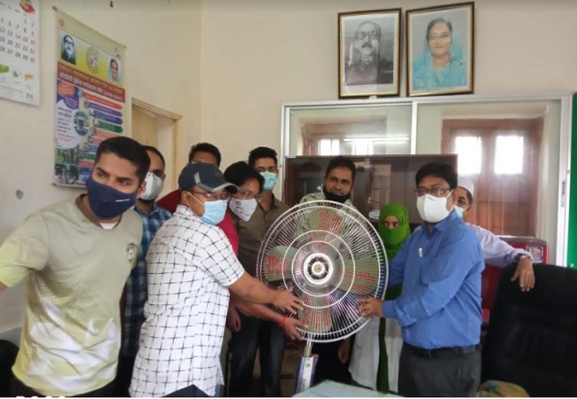 ​বামনা হাসপাতালে বৈদ্যুতিক পাখা প্রদান