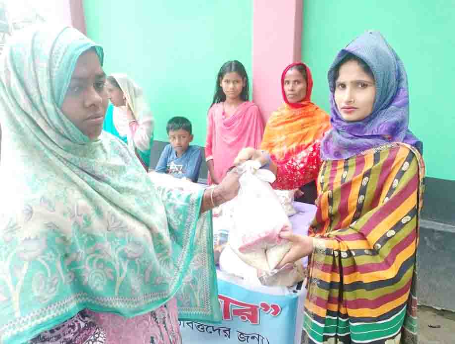 ​কুড়িগ্রামে কর্মহীন পরিবারের মাঝে খাদ্য সামগ্রী বিতরণ করলো মানবতার বাজার