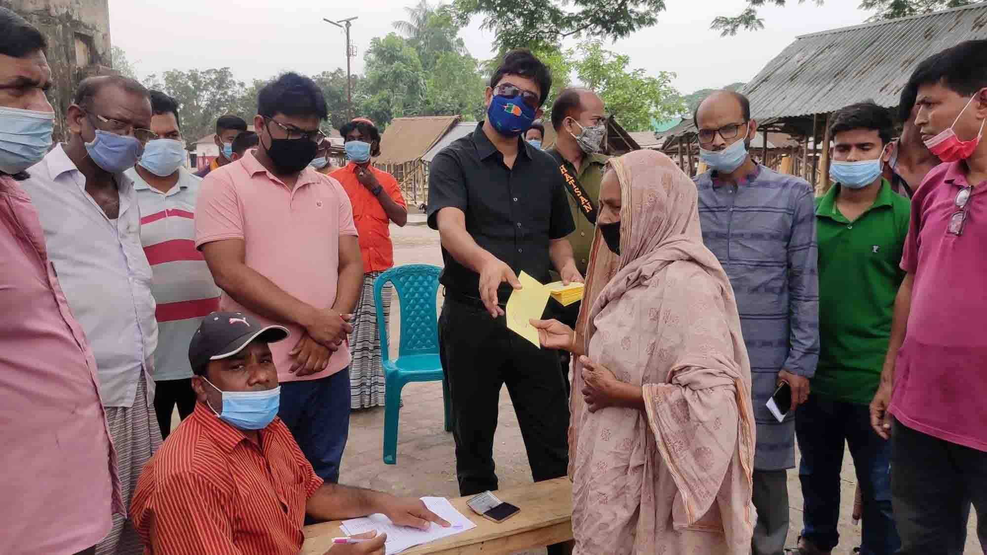 ​চাটমোহরে  ২৫টি পরিবারে নগদ অর্থ বিতরণ