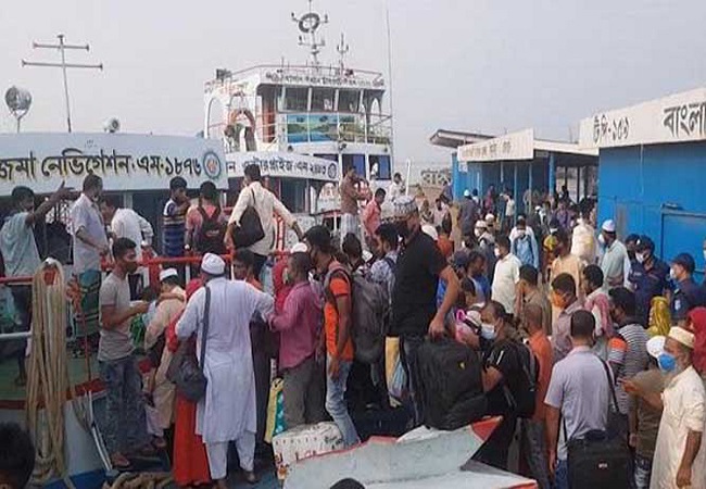 পাটুরিয়া-দৌলতদিয়া নৌরুটে ঘরমুখী মানুষের ঢল