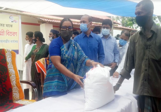 গোপালগঞ্জে কর্মহীন মানুষের মাঝে প্রধানমন্ত্রীর উপহার সামগ্রী বিতরণ