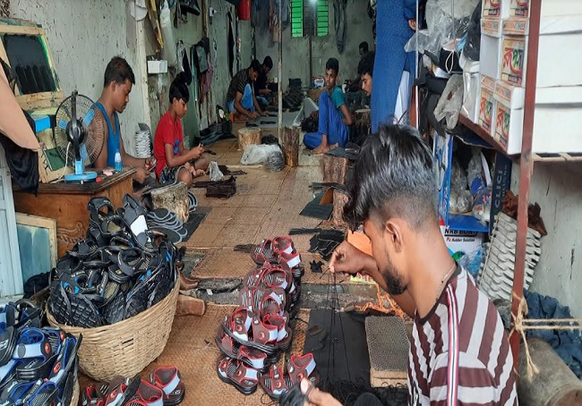 ভালো নেই ব্রাহ্মণবাড়িয়ার পাদুকা শিল্পীরা, অস্তিত্ব সংকটে কারখানাগুলো