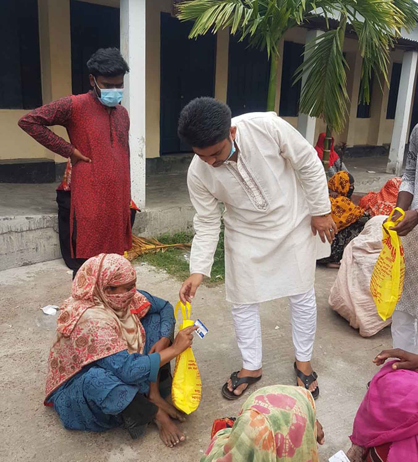 ​২৫০ জন হত দরিদ্র পরিবারের মাঝে ঈদ  সামগ্রী তুলে দিলেন ছাত্রলীগ সভাপতি