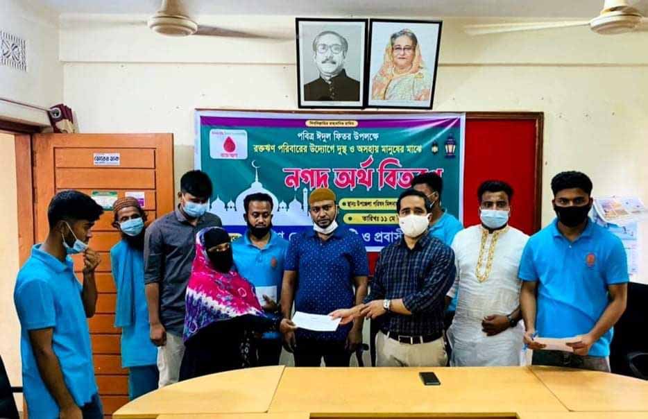 ​বরুড়ায় রক্তঋন-এর উদ্যোগে কর্মহীন ও অসহায় মানুষের মাঝে নগদ অর্থ বিতরণ